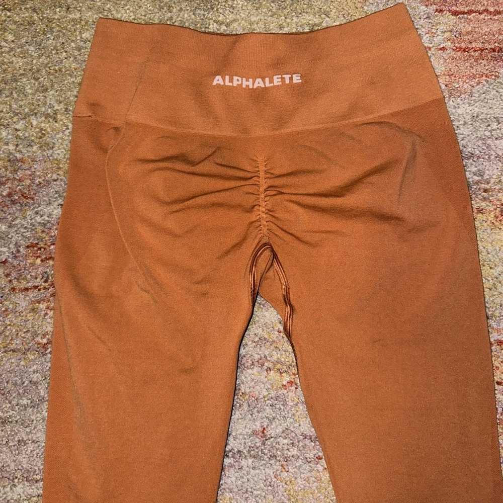 alphalete amplify leggings in mandarin, size med